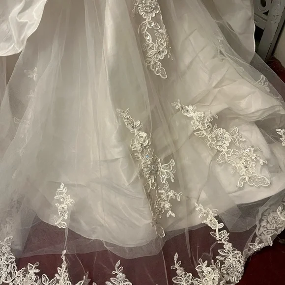 👰‍♀️HOST PICK👰‍♀️ WHITE SILKY SMOOTH WITH LACE & TRAIN WEDDING DRESS GOWN - Picture 7 of 16